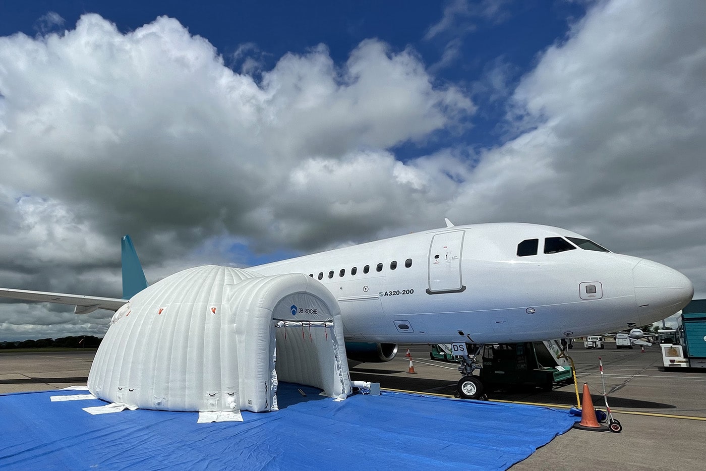 IglooMX aircraft maintenance shelter positioned beside an Airbus A320